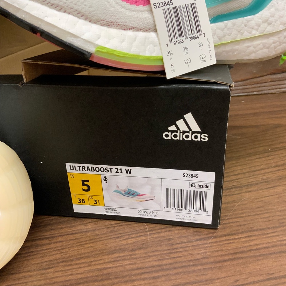 Adidas Ultra Boost - Picture 2 of 3
